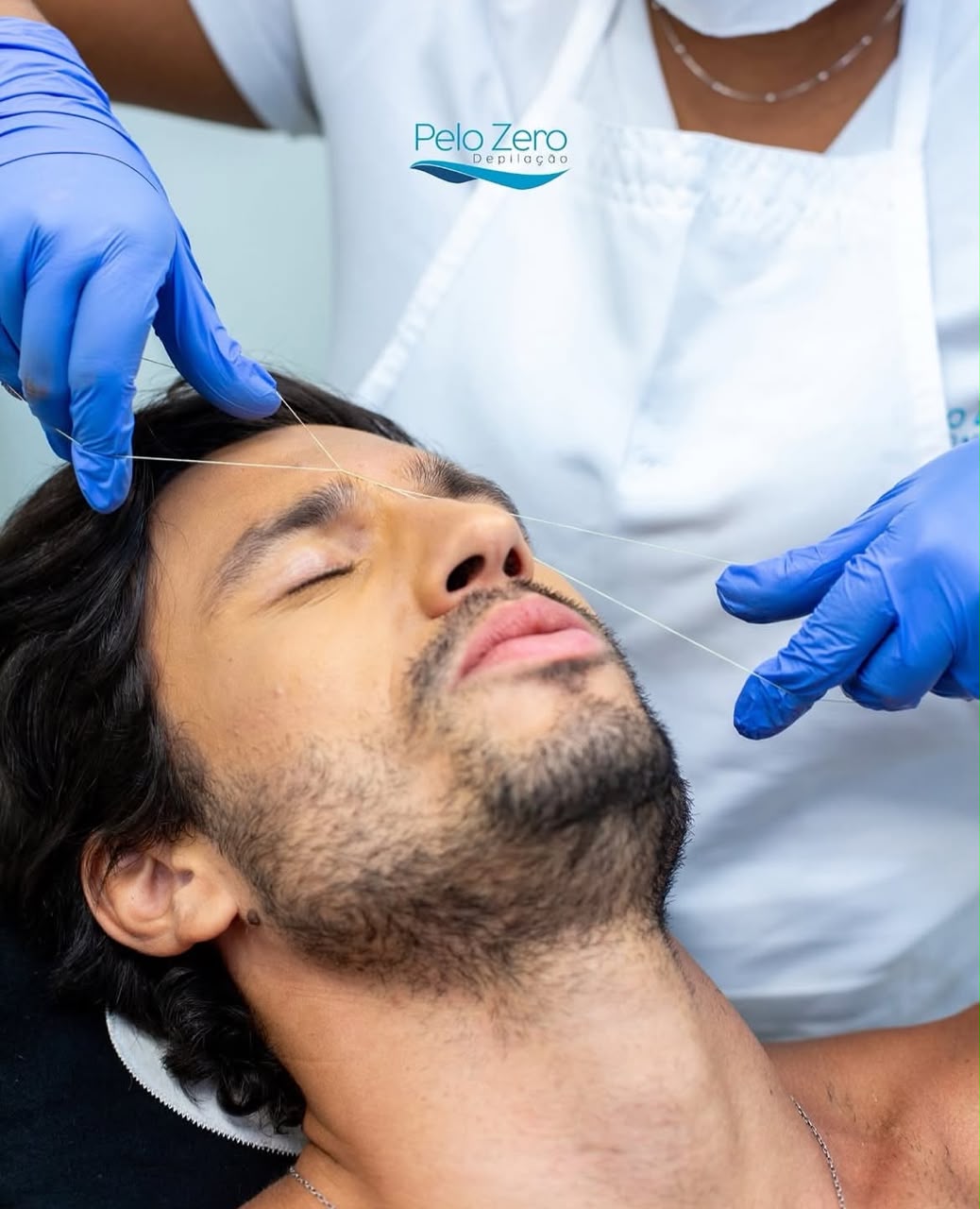 Depilação masculina de sobrancelhas com linha
